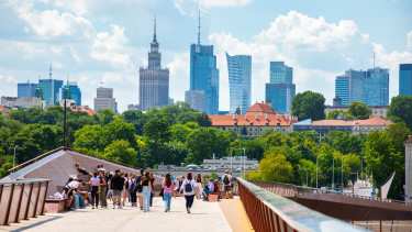 GettyImages-2157168139-épület-felhőkarcoló-híd-idegenforgalom-nyár-park-terek-turista-város-varsó