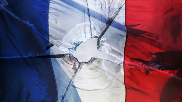 GettyImages-2157604399-európa-francia-háború-konfliktus-krízis-merénylet-párizs-terrortámadás-unió-zászló