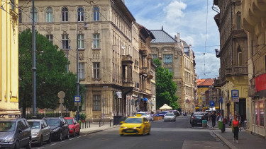 GettyImages-2159306317-építészet-épület-ingatlan-közlekedés-parkolás-város-villamos-épület-ingatlan-közlekedés-parkolás-terek-város-villamos