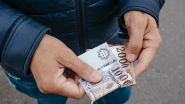 GettyImages-2179152022-bankjegy-fizetés-gazdaság-jövedelem-készpénz-költés-pénz-pénzügy-valuta