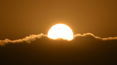 GettyImages-2214385916-éghajlat-fenntartható-fény-időjárás-klímaváltozás-környezet-meteorológia-nap-természet