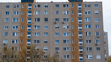 GettyImages-2215389361-építészet-épület-felújítás-ingatlan-lakás-lakóépület-lakotelep-panel-város