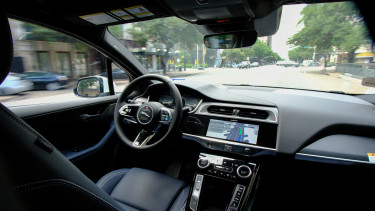 Iskolabuszok mellett szabálytalankodnak az önvezető autók