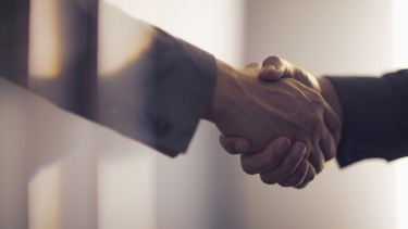 GettyImages-678074927-cég-együttműködés-kapcsolattartó-megállapodás-partnerség-szerződés-tárgyalás-üzlet-üzleti-környezet-vállalat