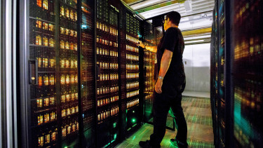 GettyImages-693472292-adatbázis-adatforgalom-adatközpont-adatvédelem-digitális-információ-információtechnológia-informatika-szerver-technológia