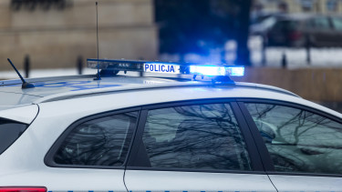 Épp az orosz drónokról szóló tudósítást nézték a tévében, mikor egyszer csak eltűnt a fejük fölül a tető