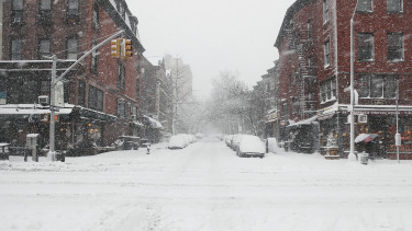 A hóviharral megérkezett a közlekedési káosz is: több mint 30 centi hóra számítanak, de nem itthon