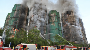Tűzvész Hongkongban: súlyos gondatlanság vezethetett a tragédiához, őrizetbe vettek három személyt