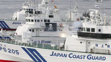 Veszélyes patthelyzet: farkasszemet néztek egymással a távol-keleti hatalom hajói a feszült térségben