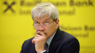 Raiffeisen-vezér: Nem adjuk fel az orosz leánybank eladását