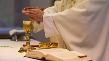 Kimondta a katolikus egyház: nemhogy pappá, diakónussá sem szentelhetők a nők