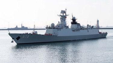 Példátlan erőfitogtatás: több tucat hadihajót sorakoztatott fel a keleti nagyhatalom, mindenki feszülten figyel