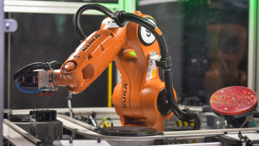 Bajban a német gépgyártás - Nagy leépítés jön a Kukánál