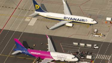 Káosz az edinburghi reptéren, egy Budapestre tartó gép is érintett