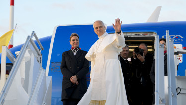 Első külföldi útjára indult XIV. Leó pápa