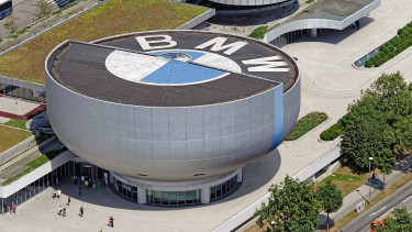 Tűzveszélyre hivatkozva több mint 145 ezer autót hív vissza a BMW