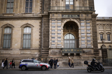 louvre francia múzeum
