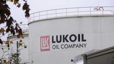 Pikáns fordulatot vett a versenyfutás: felnőttfilmes milliárdos vetett szemet az orosz olajgigászra