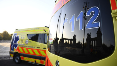 Utánfutós jármű rohant bele a buszba, lezárták az autópályát