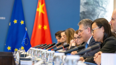 Trump berúgta az ajtót Kínában, de könnyen az EU orrára csapódhat