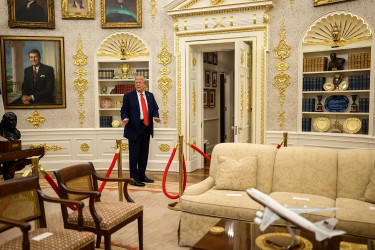 President_Donald_Trump_speaks_with_White_House_staff_in_the_Oval_Office_before_a_bilateral_meeting_with_President_Volodymyr_Zelenskyy_(54732037339)