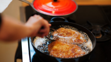 Betiltja a magyar kormány a műhúst