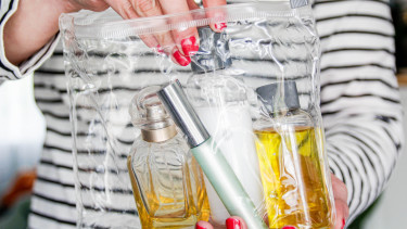 Vége a 100 ml-es szabálynak - Újabb repülőtéren szüntetik meg a folyadékstopot
