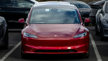 Megérkezett Európába az olcsóbb Tesla Model 3, itt van a magyarországi ár