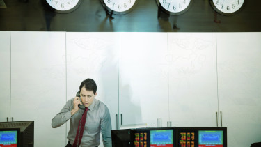 tőzsde makronaptár-idő-iroda-monitor-munkahely-munkaidő-óra-öltöny-telefon-tőzsde-üzlet