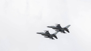 Szuperritka felvétel került elő: bevetésre indult az ukrán F-16-os, megsemmisültek az orosz H-101-es rakéták