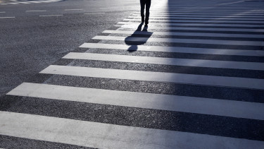 Hihetetlen szabály jön Magyarország szomszédjában: 6 km/órás sebességkorlátozást vezettek be a járdákon