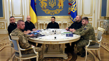 Hatalmas botrány van Ukrajnában – Az oroszok szerint már katonai puccs fenyegeti Zelenszkijt